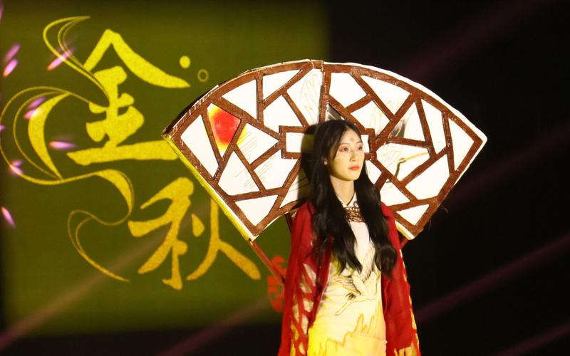 武汉大学金秋国际文化节开场(武汉大学金秋服饰大赛)